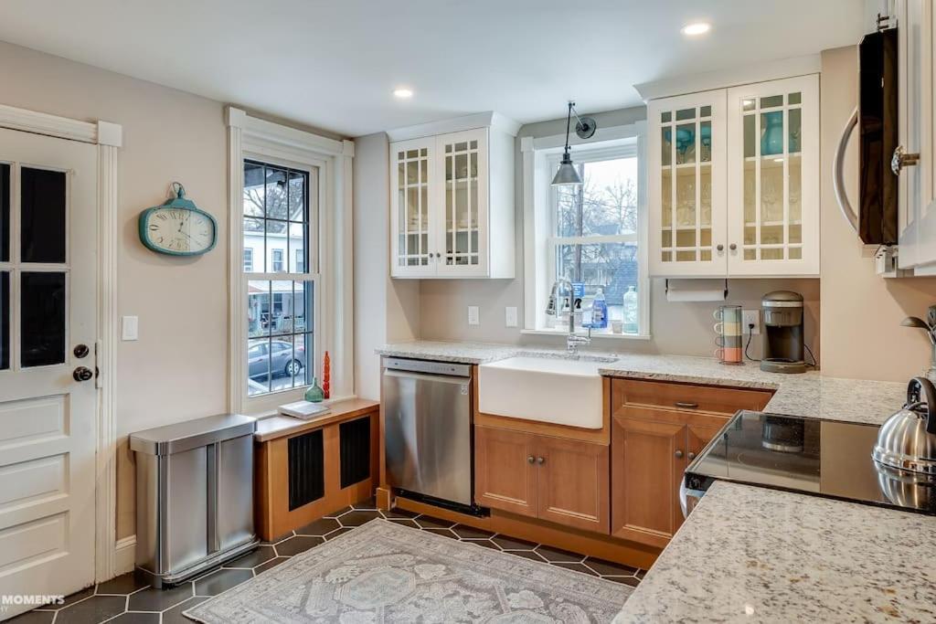 Quaint Brick Townhome In Historic *